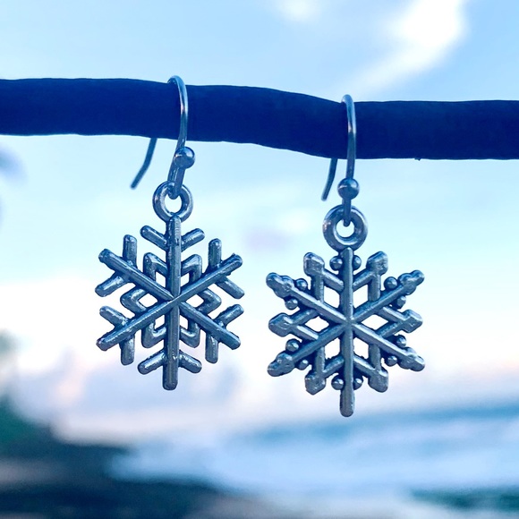 🌷3 For $25🌷 Snowflake Earrings - Picture 6 of 6